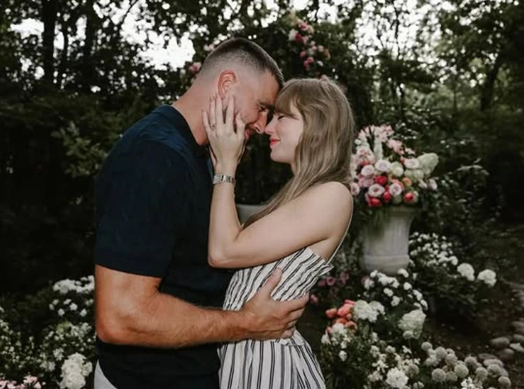 Taylor Swift y Travis Kelce comprometidos