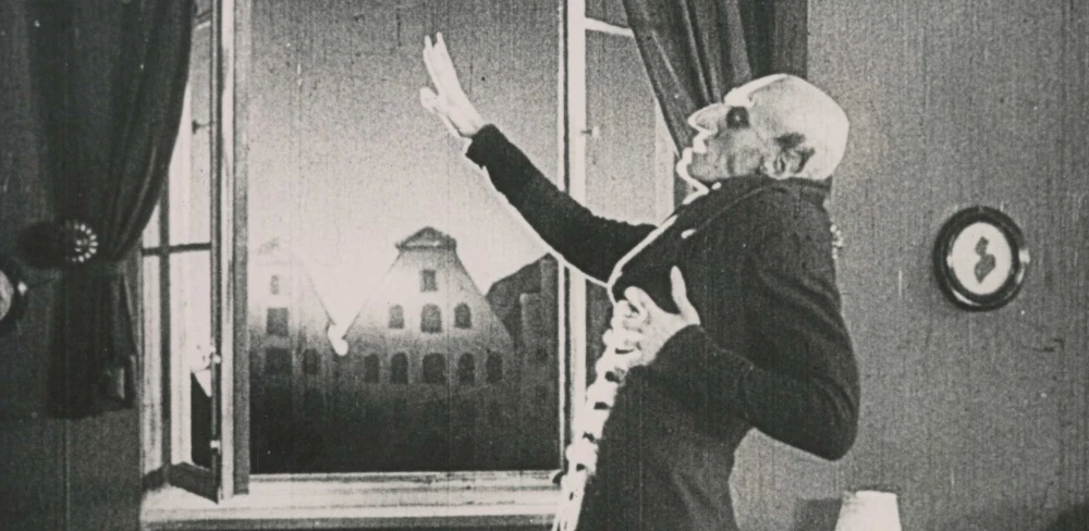 Escena clásica de la película Nosferatu de 1922 dirigida por F.W. Murnau.